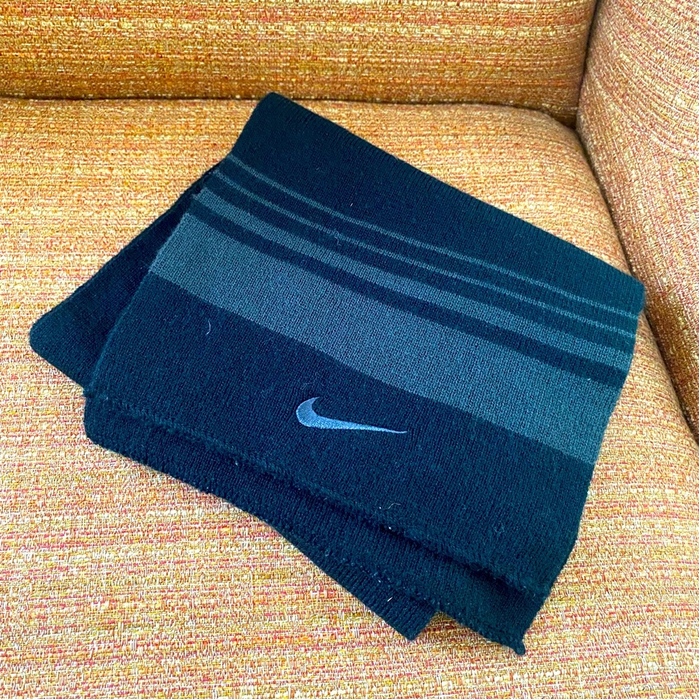 Black men’s Nike scarf gently used
